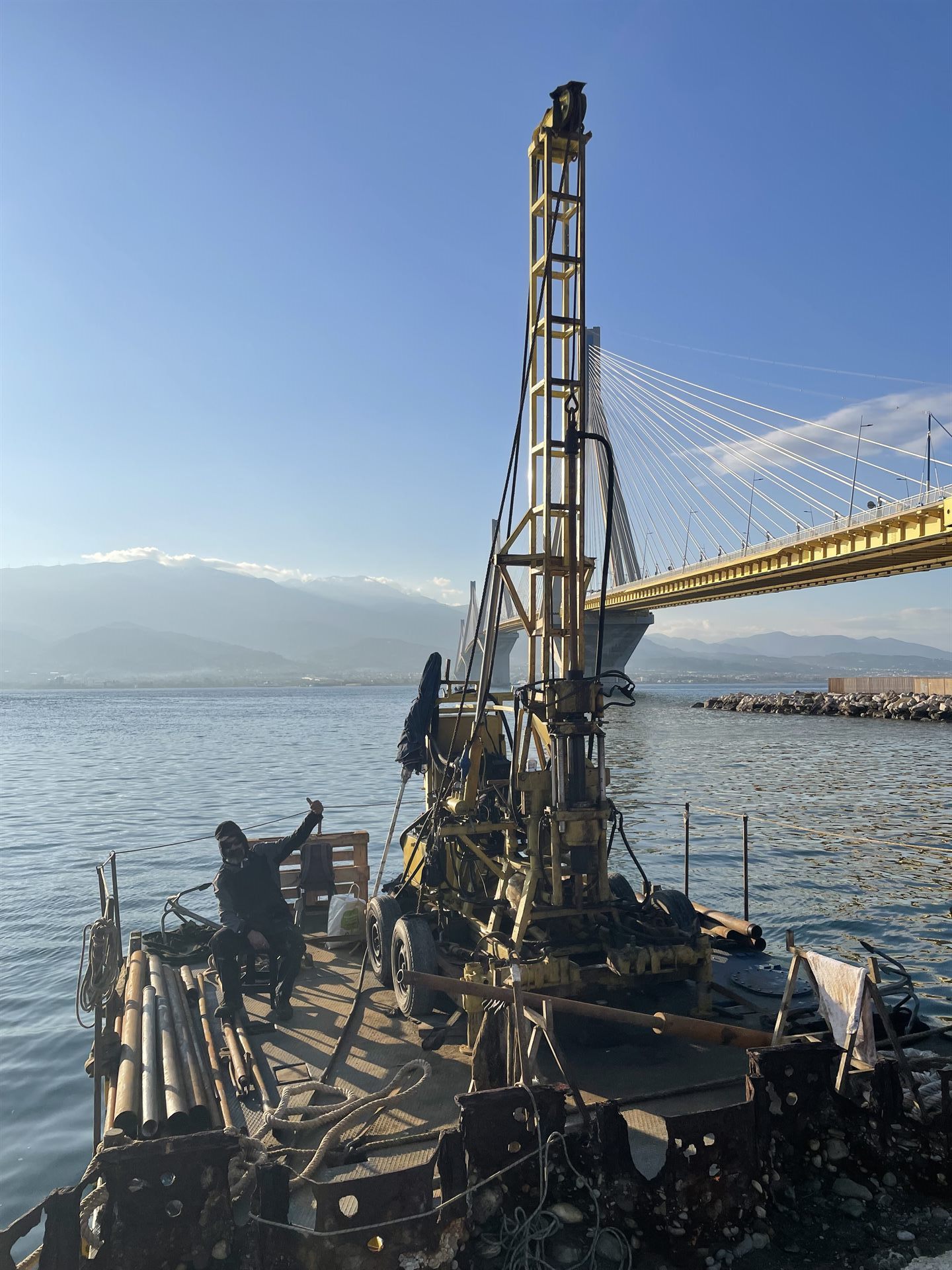 Πλωτή γεωτρητική σχεδία με τη γέφυρα Ρίου-Αντιρρίου στο φόντο